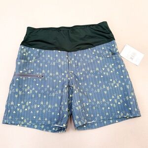 NWT $98!  SHREDLY arrow print active shorts, 6.